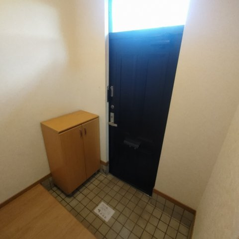 生出アパートの玄関