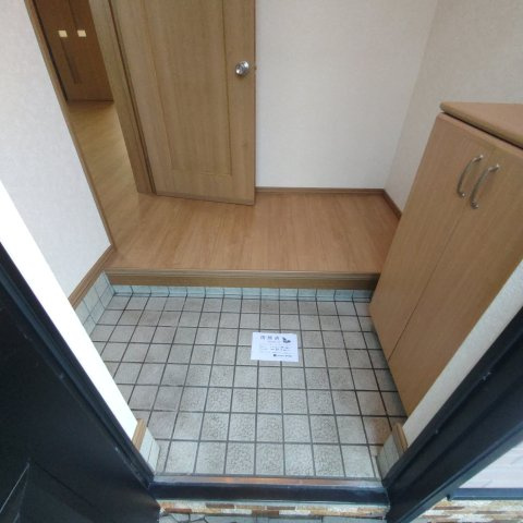 生出アパートの玄関