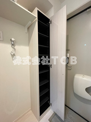 【玄関】 | ハーモニーテラス上高井戸Ⅲ | 姿見付き　シューズBOX※別間取り参考写真です