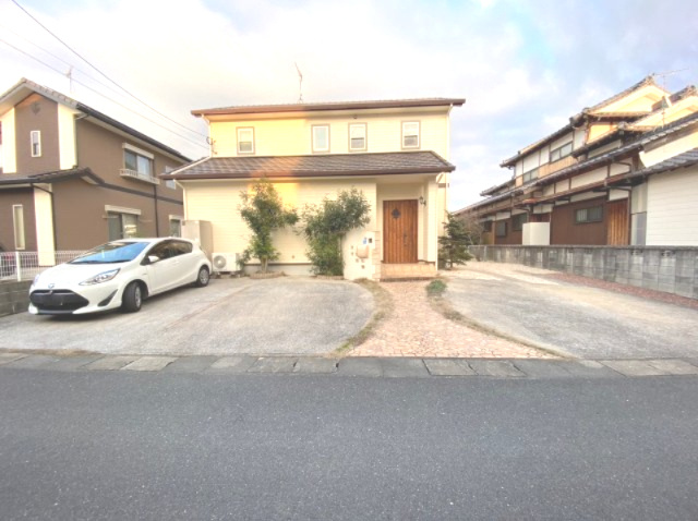 篠栗町中央五丁目　中古戸建の駐車場|敷地内駐車場並列3台駐車可能！右側は奥行きもあり自転車なども停められますね！