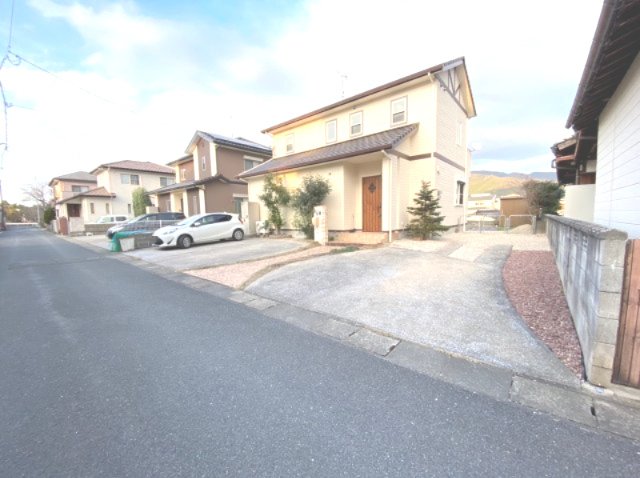 篠栗町中央五丁目　中古戸建の外観|外壁は白基調で、清潔感がありますね！敷地内駐車場並列3台駐車可能！