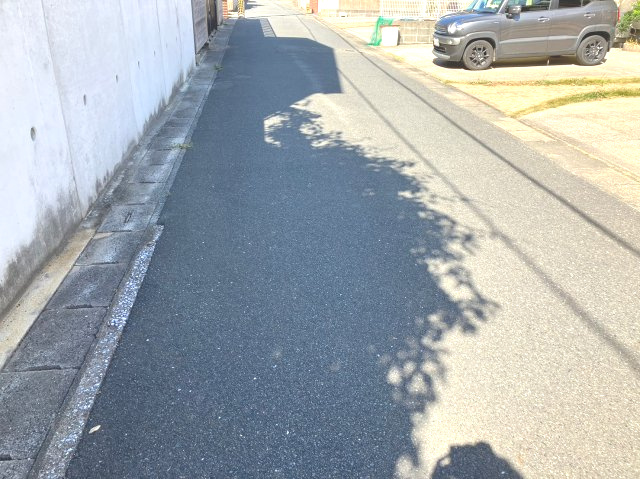 篠栗町中央五丁目　中古戸建の前面道路含む現地写真|前面道路と敷地の高低差はほとんどありません！