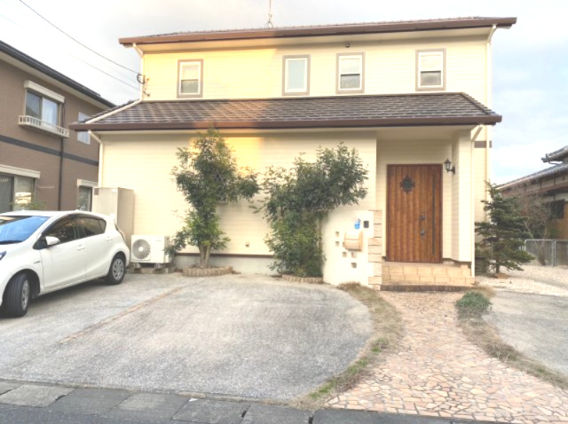 篠栗町中央五丁目　中古戸建の外観|築16年、木造かわらぶき2階建！敷地内駐車場並列3台駐車可能！駐車が苦手な方でもスペースが広く安心ですね！