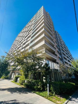 【外観】 | ウィズパークス大阪ガーデンコート | ○駐車場１台無料/サイクルポート付き
●ペット飼育可能！（規約有）
○専用庭・テラスあり！南向き
【リフォーム完成2023年7月】