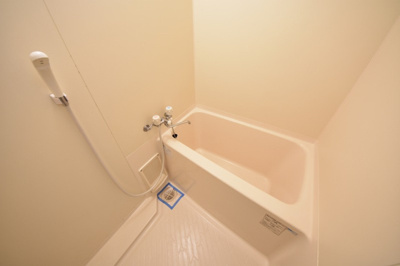 【浴室】 | コンフォートベネフィス博多駅南3 | 別号室の写真になります。現況優先。