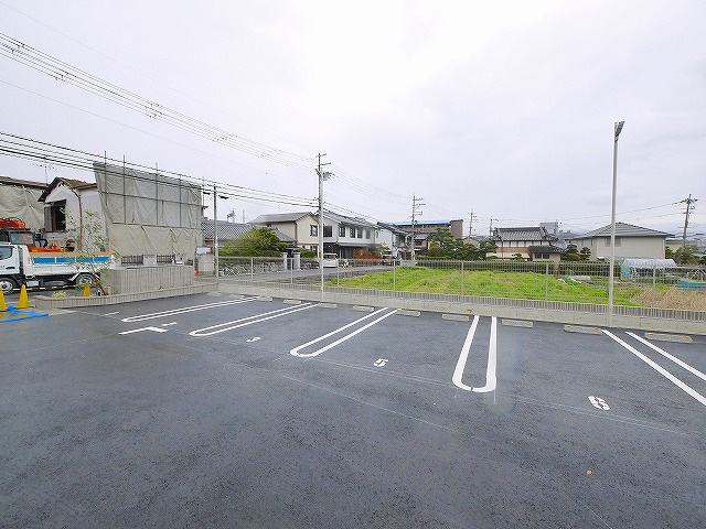 サクラ・メゾン西大寺の駐車場