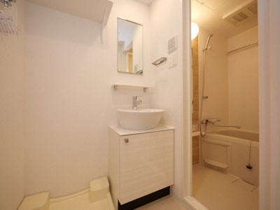 【独立洗面台】 | エスリードレジデンス梅田グランデ | 独立洗面台、小物を置くことができて便利です