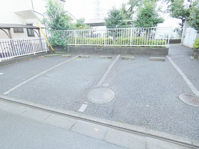 プレジール旭が丘の駐車場