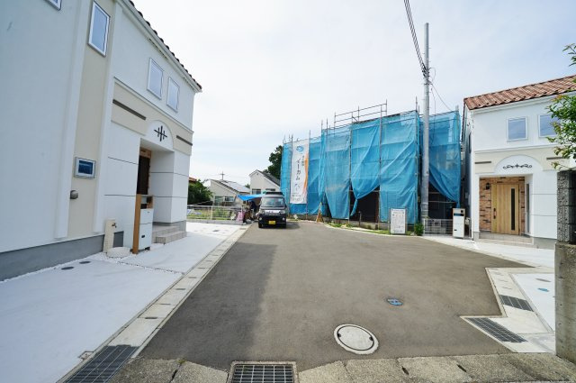 【横浜市旭区鶴ヶ峰本町３丁目20-17全３棟新築戸建て１号棟】★仲介手数料無料★（今宿小学校・鶴ヶ峰中学校）の前面道路含む現地写真