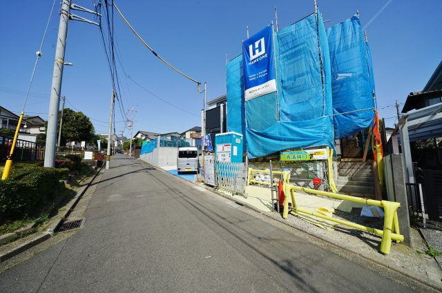 【横浜市旭区万騎が原95-8全２棟新築戸建て１号棟】★仲介手数料無料★（万騎が原小学校・万騎が原中学校）の前面道路含む現地写真