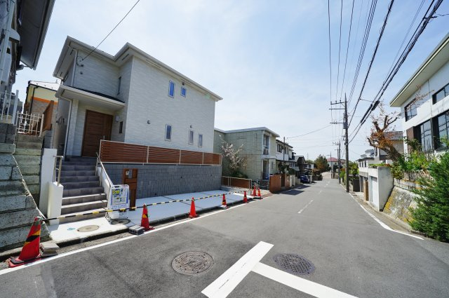 【横浜市瀬谷区阿久和東３丁目15-5新築戸建て】★仲介手数料無料★（原小学校・原中学校）の前面道路含む現地写真