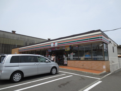 セブン-イレブン 横須賀内川１丁目店まで300ｍ