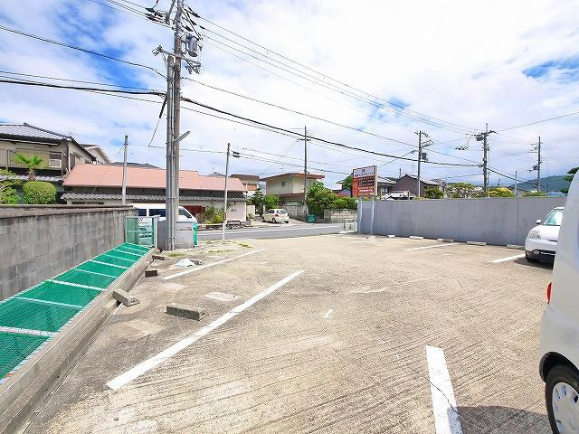DOMEマツイの駐車場