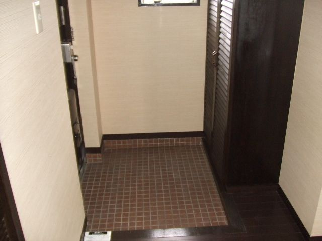 久留米市上津町の賃貸マンションの玄関|明るい玄関です