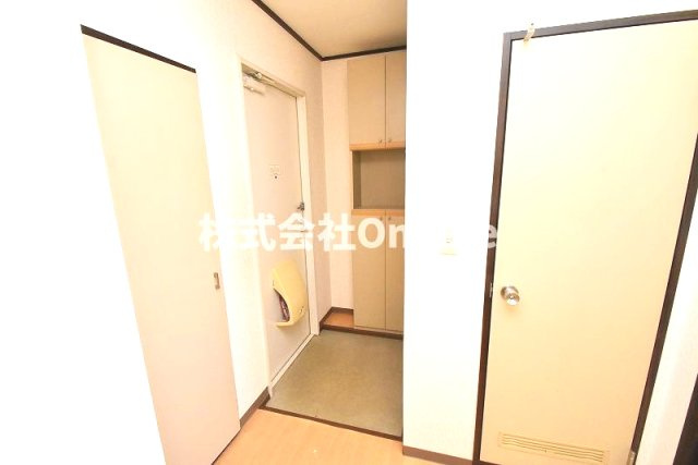 八尾市青山町４丁目のアパートの玄関
