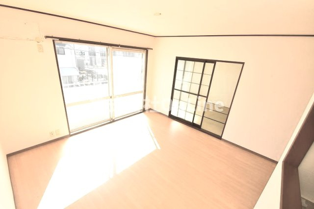 八尾市青山町４丁目のアパートの居間・リビング