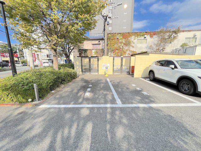 クローバーマンション周船寺壱番館の駐車場