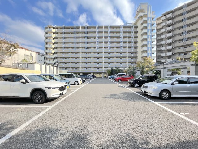 クローバーマンション周船寺壱番館の駐車場
