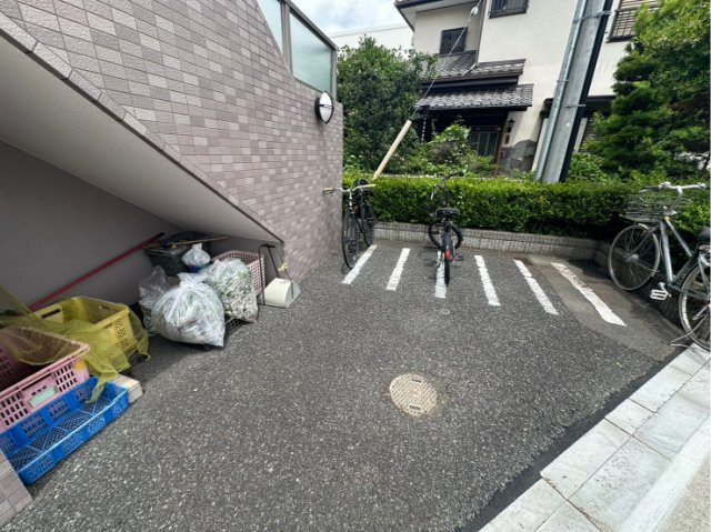 アンソレイェ国領の駐車場