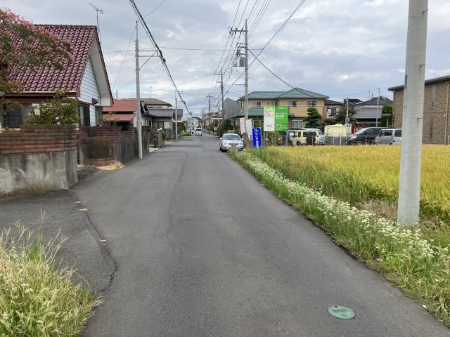 敷地面積１０１坪　売地　越谷市相模町①の前面道路含む現地写真|現地（2023年10月）撮影　西側約５．７ｍ公道、４ｍの接道！(南側1.8ｍ法定外道路）