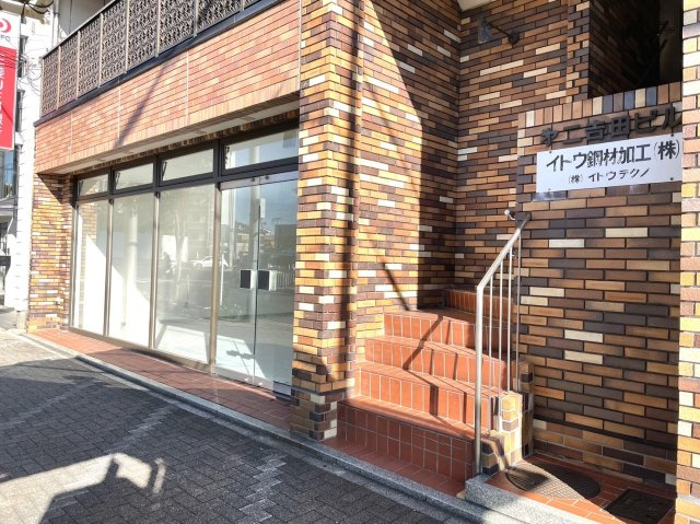 南区桜台一丁目　東海通沿店舗ビルの外観
