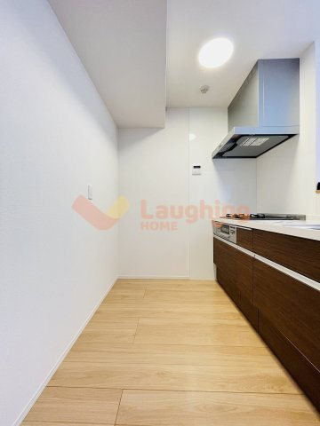 Quattro Soldi 花畑のキッチン|コンパクトなキッチンで掃除もラクラク※建築中のため同施工会社の写真になります（IHです）
