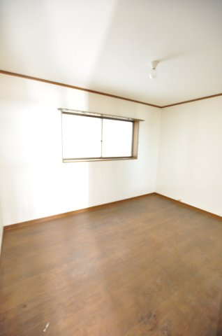 一庫　中古戸建の洋室|１階　６帖洋室
さがすリノベーションでマイホームを購入してみませんか？
是非一度ご内覧ください(*^^*)
まずはお気軽にフリーダイヤル0120-144-115にお電話下さい！