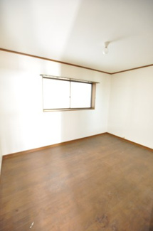 【洋室】 | 一庫　中古戸建 | １階　６帖洋室
さがすリノベーションでマイホームを購入してみませんか？
是非一度ご内覧ください(*^^*)
まずはお気軽にフリーダイヤル0120-144-115にお電話下さい！