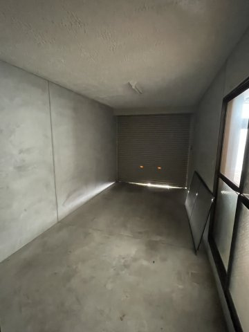 一庫　中古戸建の駐車場|1階洋室、玄関入ってすぐの窓からガレージの様子が見えるのでお気に入りの愛車を室内から眺められます♪