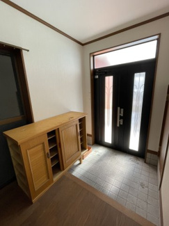 【玄関】 | 一庫　中古戸建 | 現地（２０２３年８月）撮影
さがすリノベーションでマイホームを購入してみませんか？
是非一度ご内覧ください(*^^*)
まずはお気軽にフリーダイヤル0120-144-115にお電話下さい！