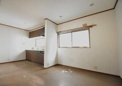 【居間・リビング】 | 一庫　中古戸建 | ２階のLDKは約10、5帖
隣の６帖和室までLDKにリフォームしてみてはいかがでしょう？♪