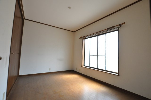 一庫　中古戸建の洋室|3階　洋室６帖
さがすリノベーションでマイホームを購入してみませんか？
是非一度ご内覧ください(*^^*)
まずはお気軽にフリーダイヤル0120-144-115にお電話下さい！