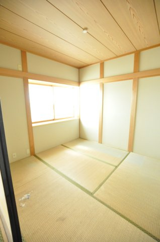 一庫　中古戸建の和室|３階　４．５帖和室さがすリノベーションでマイホームを購入してみませんか？
是非一度ご内覧ください(*^^*)
まずはお気軽にフリーダイヤル0120-144-115にお電話下さい！
