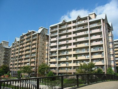 パークサイドすずかけ台12号棟の外観