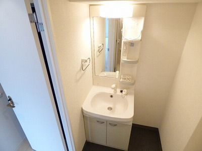 【独立洗面台】 | ラファセ美野島 | 別号室の写真になります。現況優先。