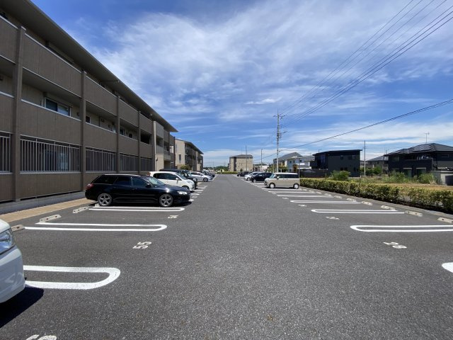 アルカディアAの駐車場
