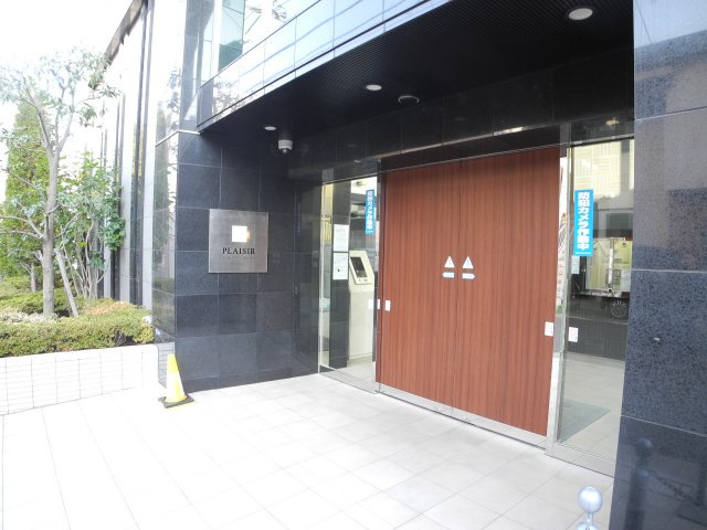 プレジール新宿大久保のエントランス
