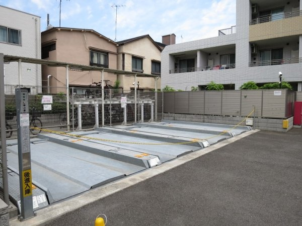 プレジール新宿大久保の駐車場