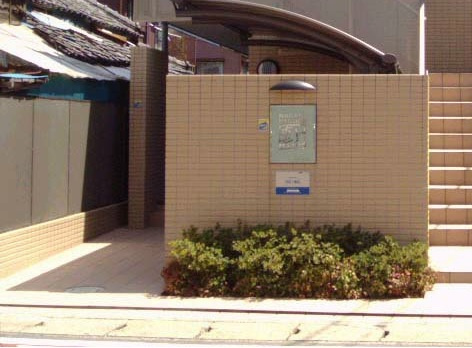 マガミマンションのエントランス