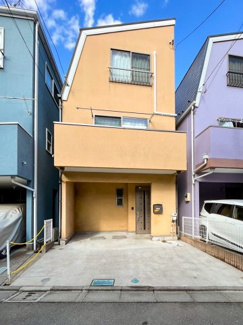 【外観】 | 南側道路に面した陽当たり良好の一戸建て住宅です。