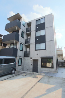 ◆2019年2月築／外観コンクリート打ち放しのマンション