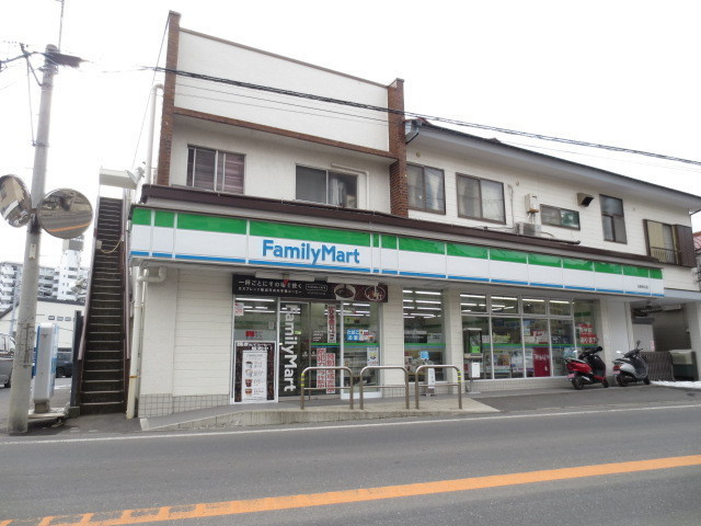 ファミリーマート 油屋秋谷店まで900ｍ