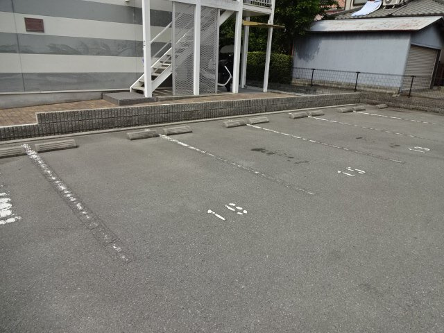 レオパレスチェディ・ｇｒｏｖｅの駐車場