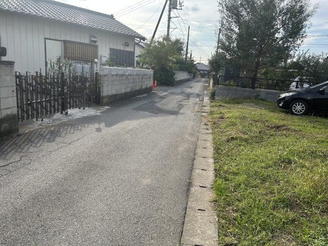 小桑原町　売地の前面道路含む現地写真