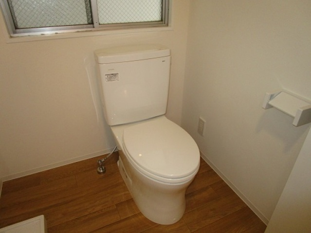 第2山長ビルのトイレ|落ち着いた色調のトイレです