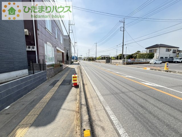上尾市小泉8丁目　新築戸建　いろどりアイタウン01の前面道路含む現地写真