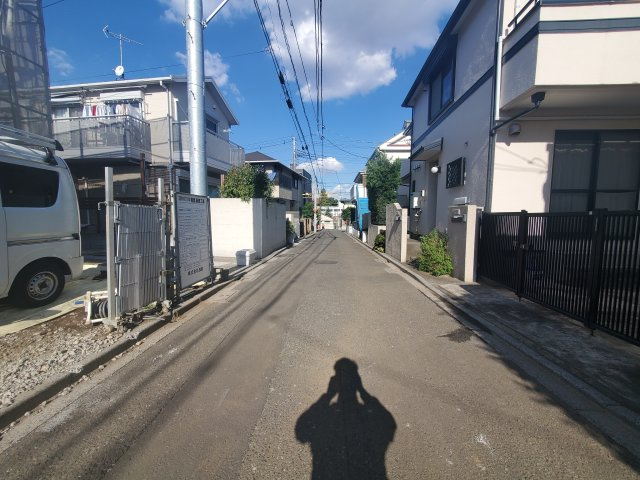 【前面道路含む現地写真】 | 三鷹市井の頭　新築戸建 | 南西側約12ｍ・北東側約5ｍの空きを確保し、東南側にはお車2台分の空きとお庭スペースを確保！解放感が魅力の新邸誕生です♪♪