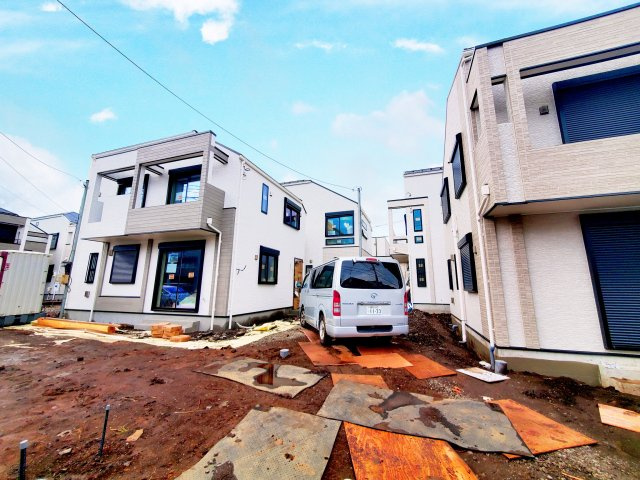 【外観】 | 三鷹市井の頭　新築戸建 | 南西側約12ｍ・北東側約5ｍの空きを確保し、東南側にはお車2台分の空きとお庭スペースを確保！解放感が魅力の新邸誕生です♪♪