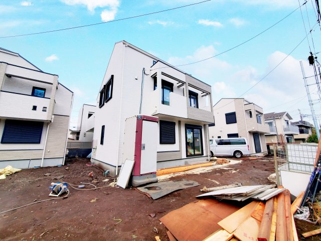 【外観】 | 三鷹市井の頭　新築戸建 | 南西側約12ｍ・北東側約5ｍの空きを確保し、東南側にはお車2台分の空きとお庭スペースを確保！解放感が魅力の新邸誕生です♪♪