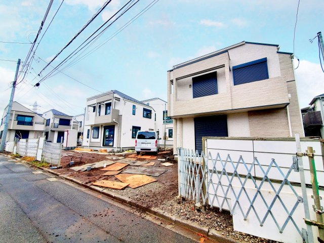 【外観】 | 三鷹市井の頭　新築戸建 | 南西側約12ｍ・北東側約5ｍの空きを確保し、東南側にはお車2台分の空きとお庭スペースを確保！解放感が魅力の新邸誕生です♪♪